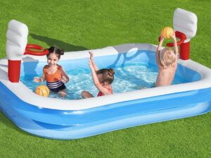 مسبح الأطفال يمكن طي مسابح الأطفال بعد الاستخدام .