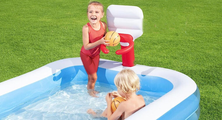 مسبح للأطفال يمكن طي مسابح الأطفال بعد الاستخدام .