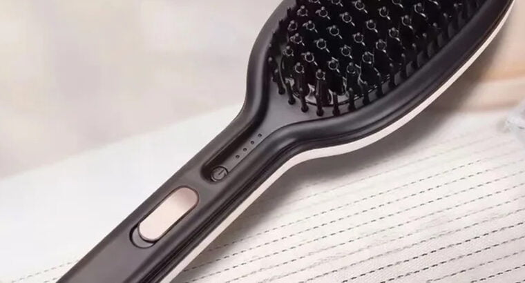 فرشاة تصفيف الشعر مصنوعة من مواد قوية وآمنة للشعر.