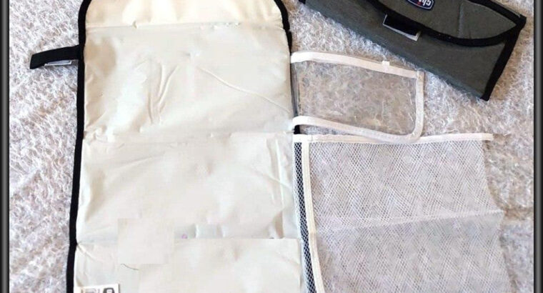 مفرش مبطن محمول لتغيير حفاضات الطفل وراحته.