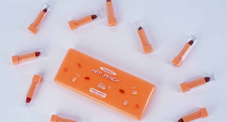 بوكس 10قلم ليب استيك مات ريحته خفيفة و مش مزعجة .