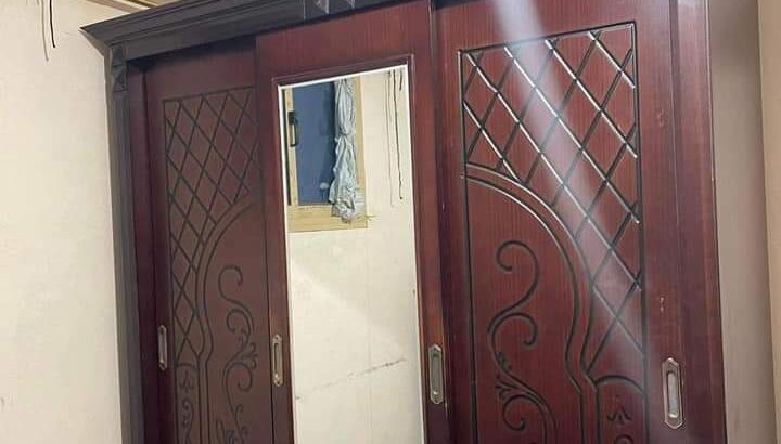 غرفة نوم كاملة والمرايه موجوده بتاعت الشوفنيرة است