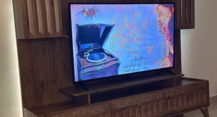تلفزيون 50بوصه ومعها ترابيزة التليفزيون