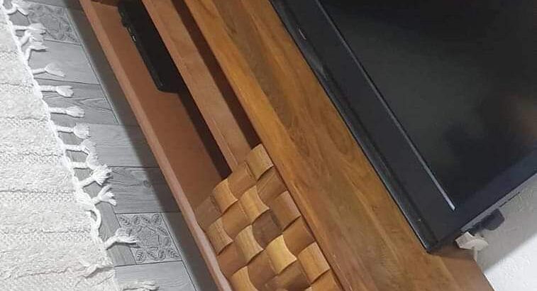طاولة ومزنزن المعني شكل مناسب وأنيق جدا تواصل معنا