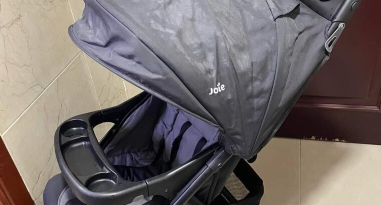 عرباية اطفال بحالة ممتازة ماركة joie كرسي سيارة بح