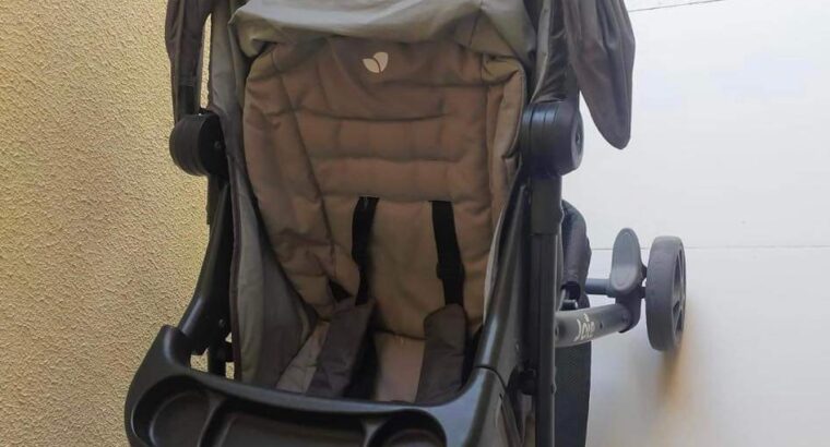 عرباية اطفال بحالة ممتازة ماركة joie كرسي سيارة بح