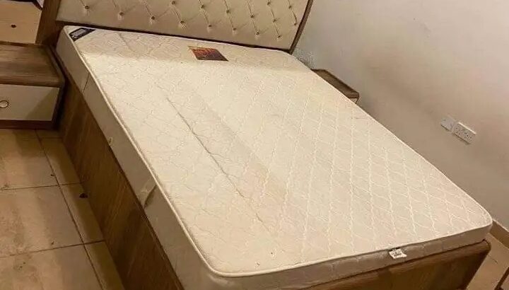 غرفة نوم للبيع متكاملة من سرير وكومدينو ودولاب ..