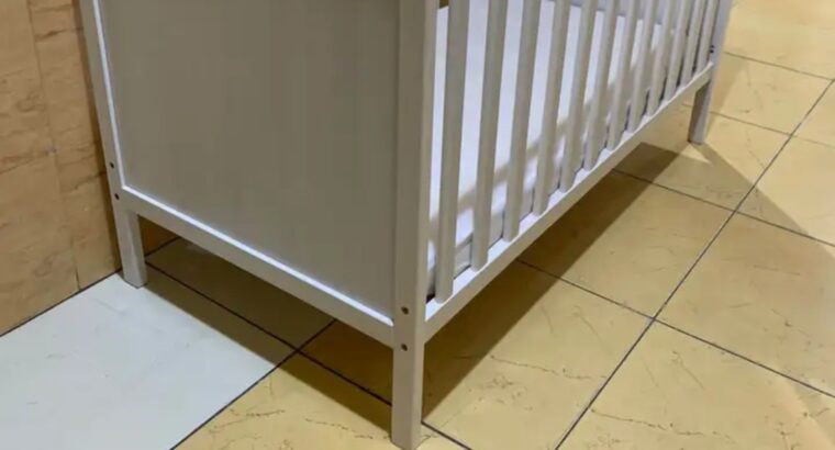 اغراض اطفال بحاله ممتازه جدا موجودين بعجمان يوجد