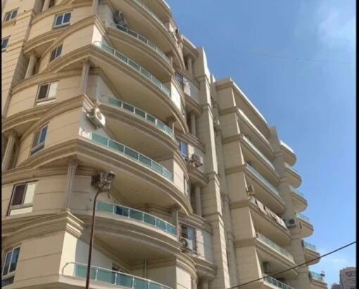 شقة للبيع في بأرقي مكان بسموحة بمساحة235متر ممتازة