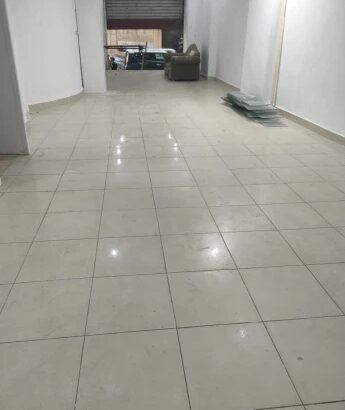 محل للايجار قريب لفندق رمادا 160 متر يصلح لأى نشاط