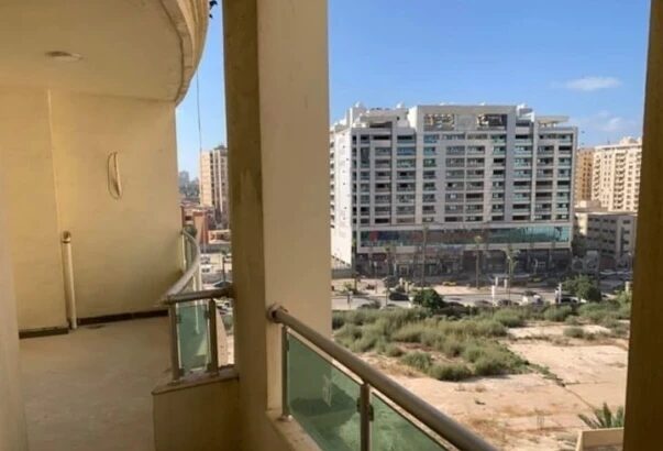 شقة للبيع في بأرقي مكان بسموحة بمساحة235متر ممتازة