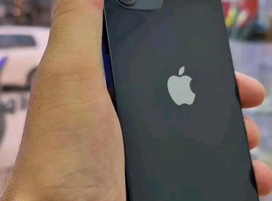 iphone 12 هو هاتف ذكى من ابل يتميز بتصميمه الانيق.