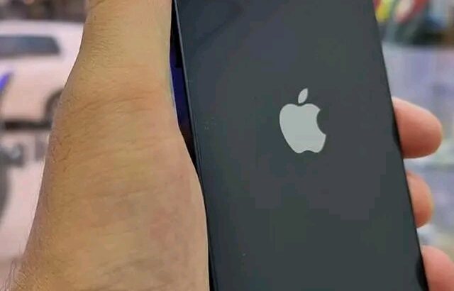 iphone 12 هو هاتف ذكى من ابل يتميز بتصميمه الانيق....
