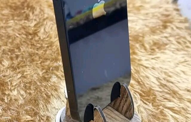 iphone 12 هو هاتف ذكى من ابل يتميز بتصميمه الانيق.