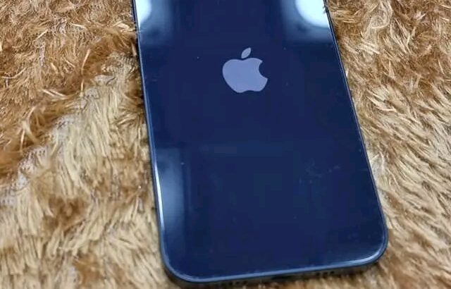 iphone 12 هو هاتف ذكى من ابل يتميز بتصميمه الانيق.