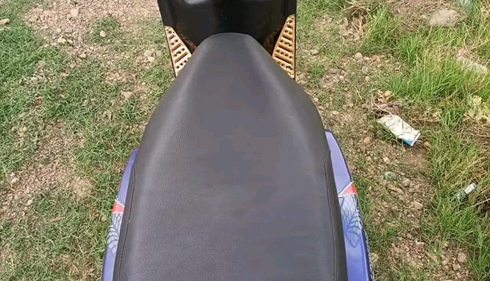 دراجة نارية للبيع تتميز بتصميمها الجذاب والرياضي .