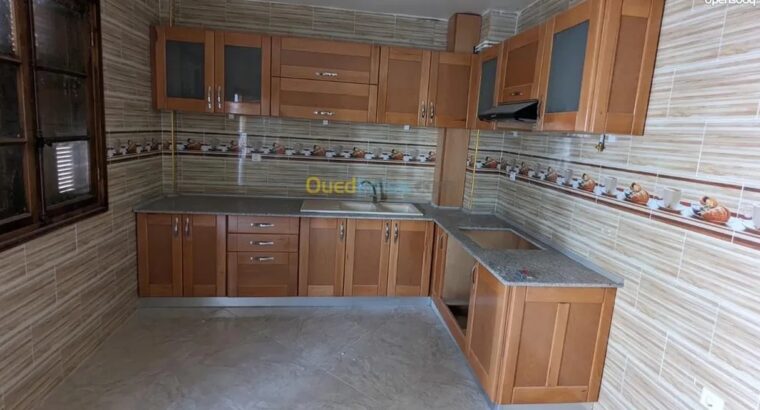 شقة رائعة للبيع في القسنطينة تتمتع بمساحة 130 متر