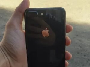 موبايلات بالجزائر iPhone 8 هو هاتف ذكي من Apple ..