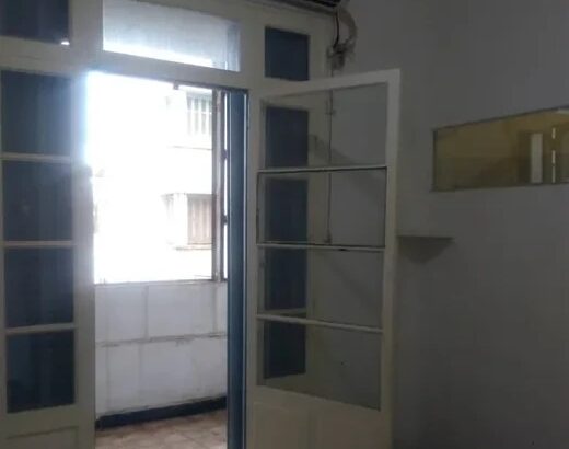 شقة طابق ثاني للبيع تتمتع بموقع مميز وتصميم عصري .