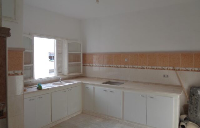 عقار للبيع واجهة ذو 12 متر على الشارع الرئيسي واسع