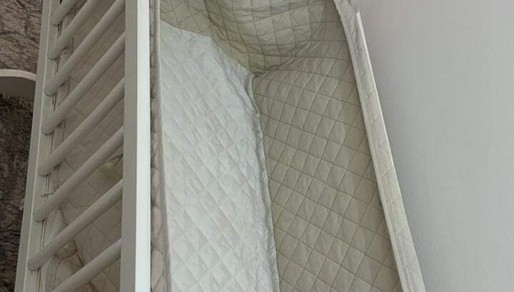 سرير بيبي للبيع ماركة جونيور استعمال بسيط جدا