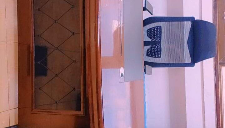 متوفر مكتب ثلاث قطع وكنب ثلاث قطع وطاول مكاتب وخز