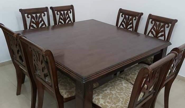 سفرة متكاملةتتضمن ثمانية كراسي تمتاز بحالة جديده.
