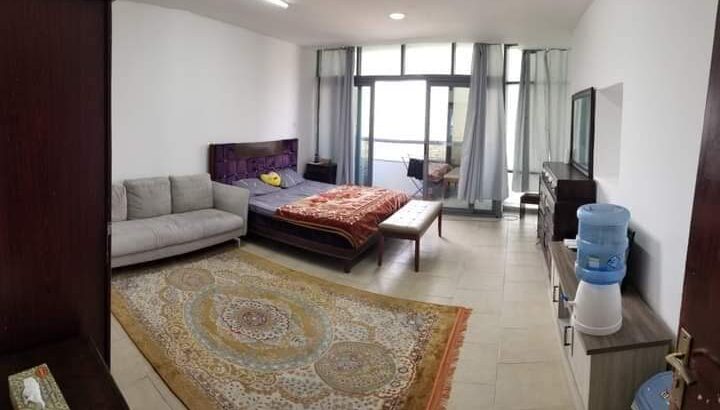 منازل بالشارقة غرفة عائلية وقرود تقسيم وأسرة.