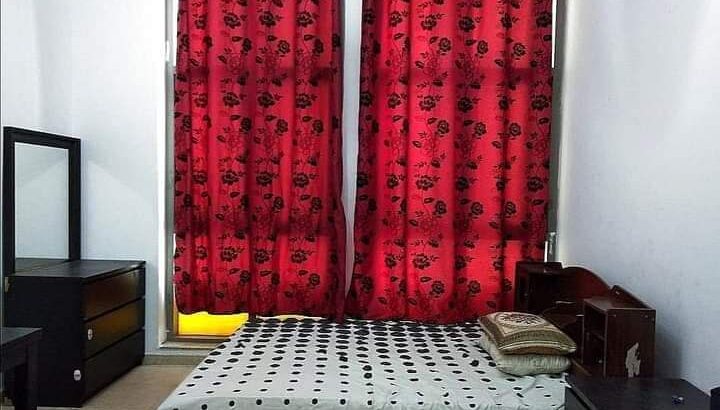 منازل بالشارقة غرفة عائلية وقرود تقسيم وأسرة.