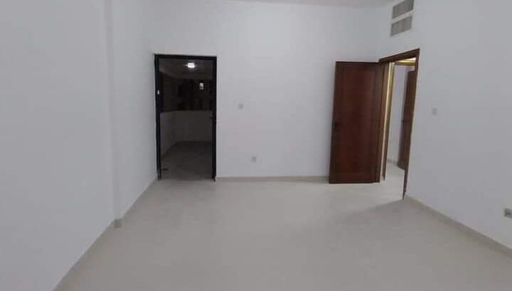 غرفه كبيره للايجار علي بلكونه شقه جديده نضيفه جدا