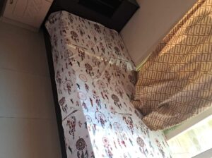 متاح سرير في سكن بنات فغرفة ثلاثية مع بلكونة عجمان