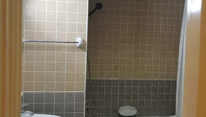 متاح بالامارات غرفة ماستر لشب واحد الشقة فيها ٣غرف