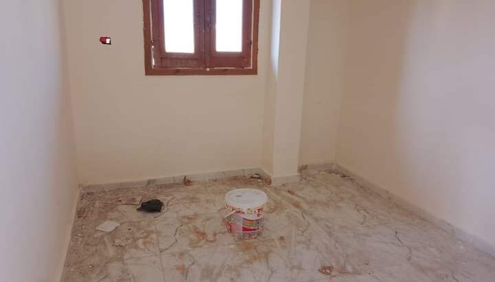 شقق للايجار ف الحي الاول ع الطريق مباشراً ممتازه .