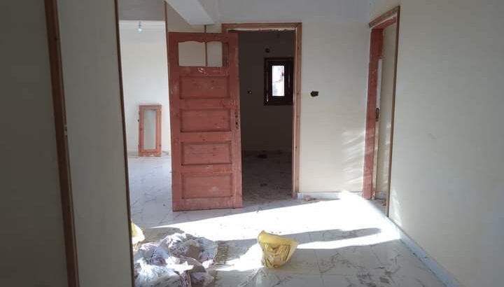 شقق للايجار ف الحي الاول ع الطريق مباشراً ممتازه .