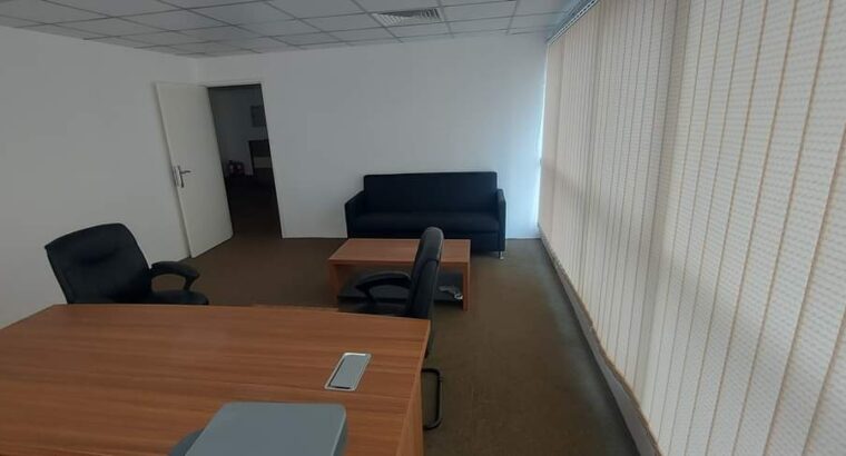 أثاث مكتبي شبه جديد في الشارقه اضافه الى 3ستائر