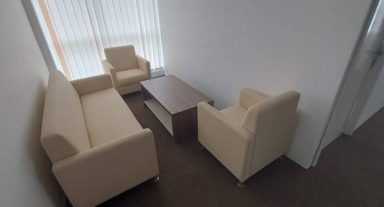 أثاث مكتبي شبه جديد في الشارقه اضافه الى 3ستائر