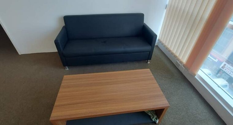 أثاث مكتبي شبه جديد في الشارقه اضافه الى 3ستائر