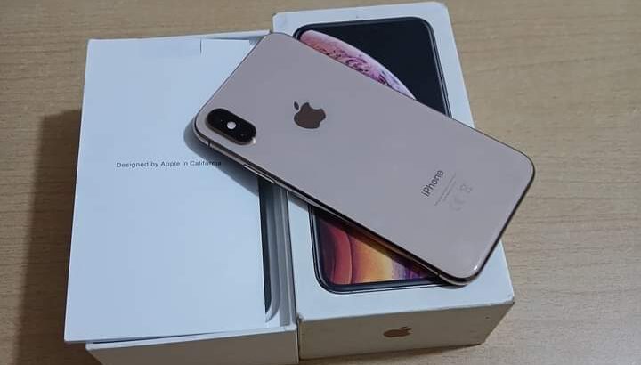 للبيع ايفون xs مساحه 265 معاه الكرتونه وبدون عيوب