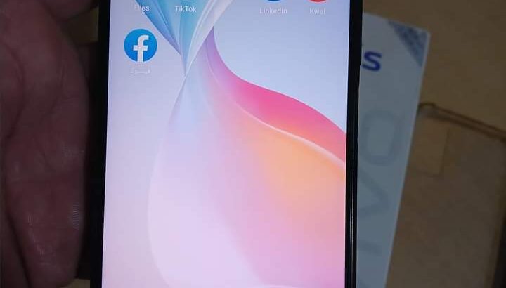تلفون مستعمل للبيع موبايل فيفو y33s 128و8رام4+4. .