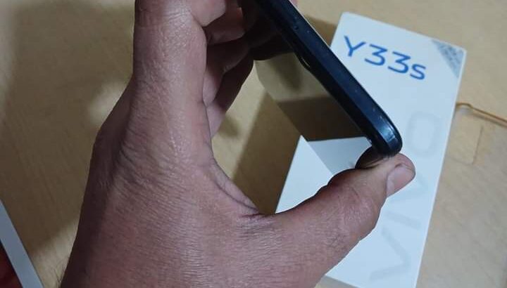 تلفون مستعمل للبيع موبايل فيفو y33s 128و8رام4+4. .