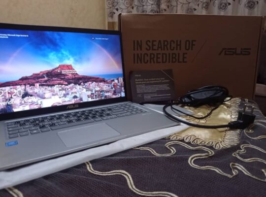 Pc portable asusيتميز بتصميم انيق وخفيف الوزن جدا