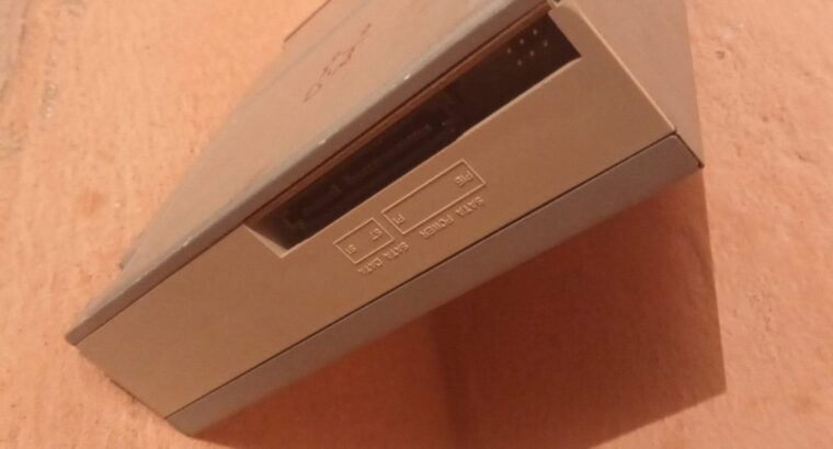 DVD ROM DHجهاز قارئ أقراص دي في دي يتميز بالسهولة.