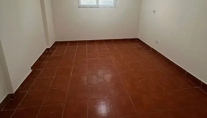 شقة للإيجار في المطار القديم شامل كهرماء وصيانة ..