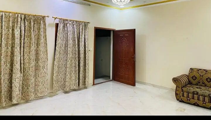 شقة للإيجار معيذر خلف مطعم جاد غرفه كبيره وحمام ..