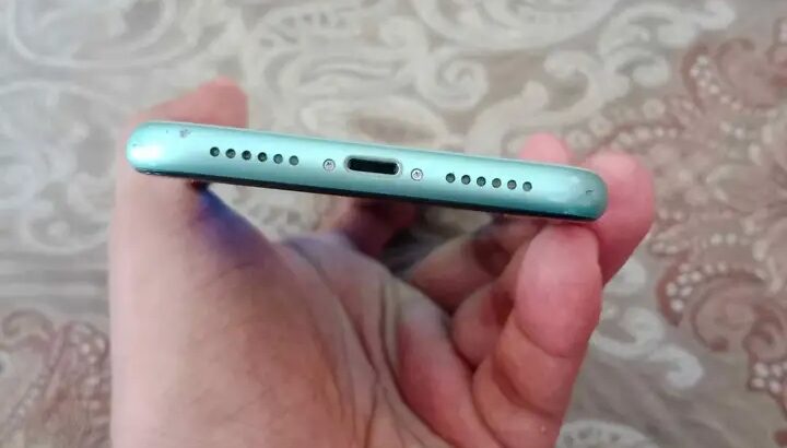 ايفون 11 مساحة تخزين 128 جيجا بايت حالة جيدة جدا .