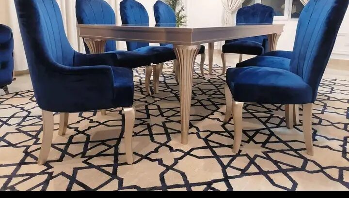 للبيع طاولة طعام فاخرة تأتي مع 8 كراسي، تصميم راقي
