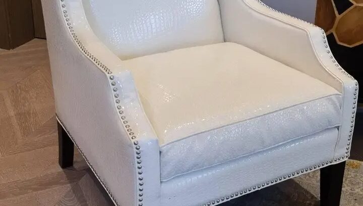 2 كرسي جلد صنع في الولايات المتحدة الأمريكية جيده.