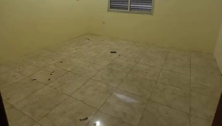 لايجار شقه نظاميه في عين خالد بنت هاوس مع السطح ..