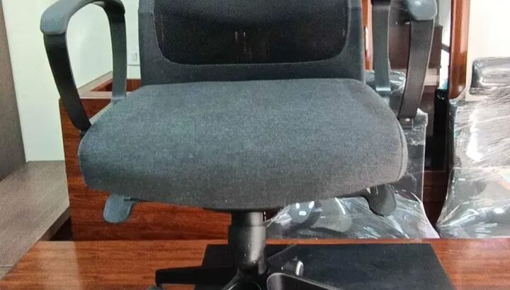 أثاث مكتبي مستعمل للبيع حالة جيده البيع بقطر