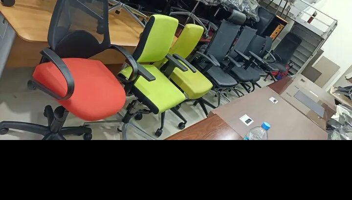 أثاث مكتبي مستعمل للبيع حالة جيده البيع بقطر